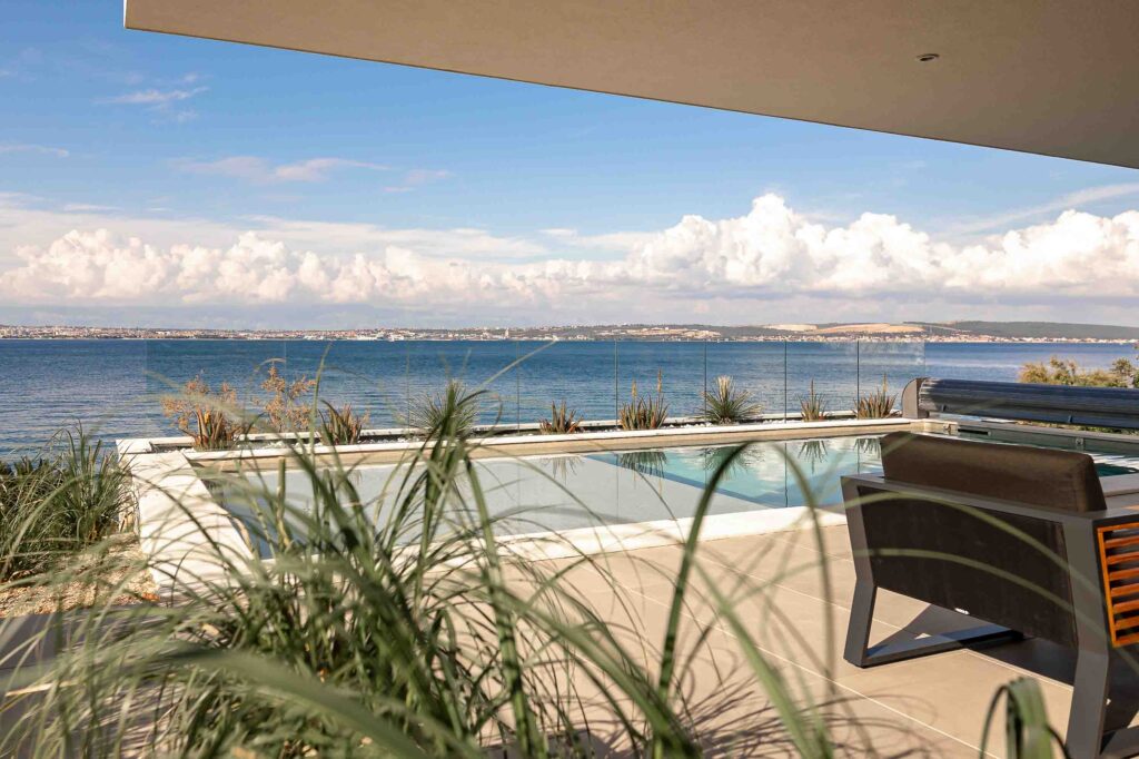 Terasse und Pool Villa Infinity mit Blick übers Meer nach Zadar